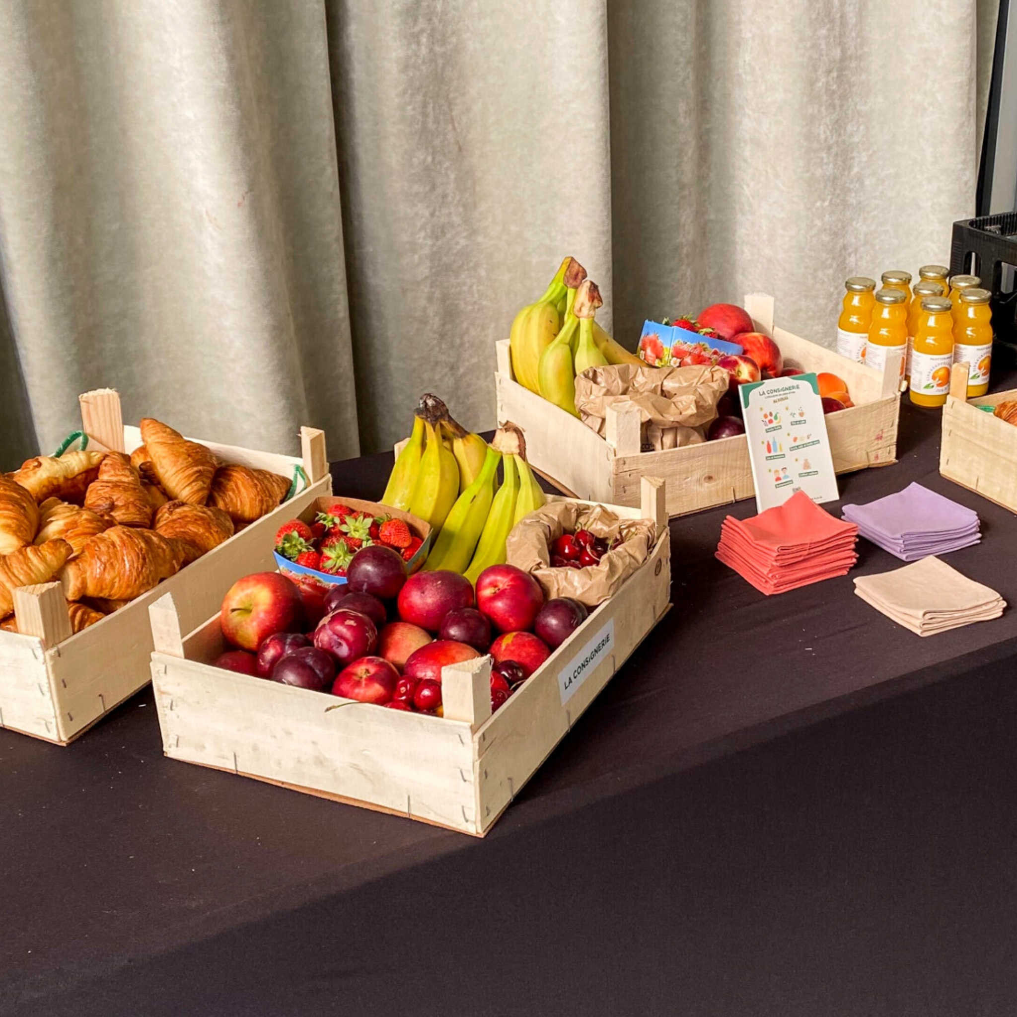 exemple de buffet de produits frais et locaux : fruits, jus et viennoiseries pour entreprise