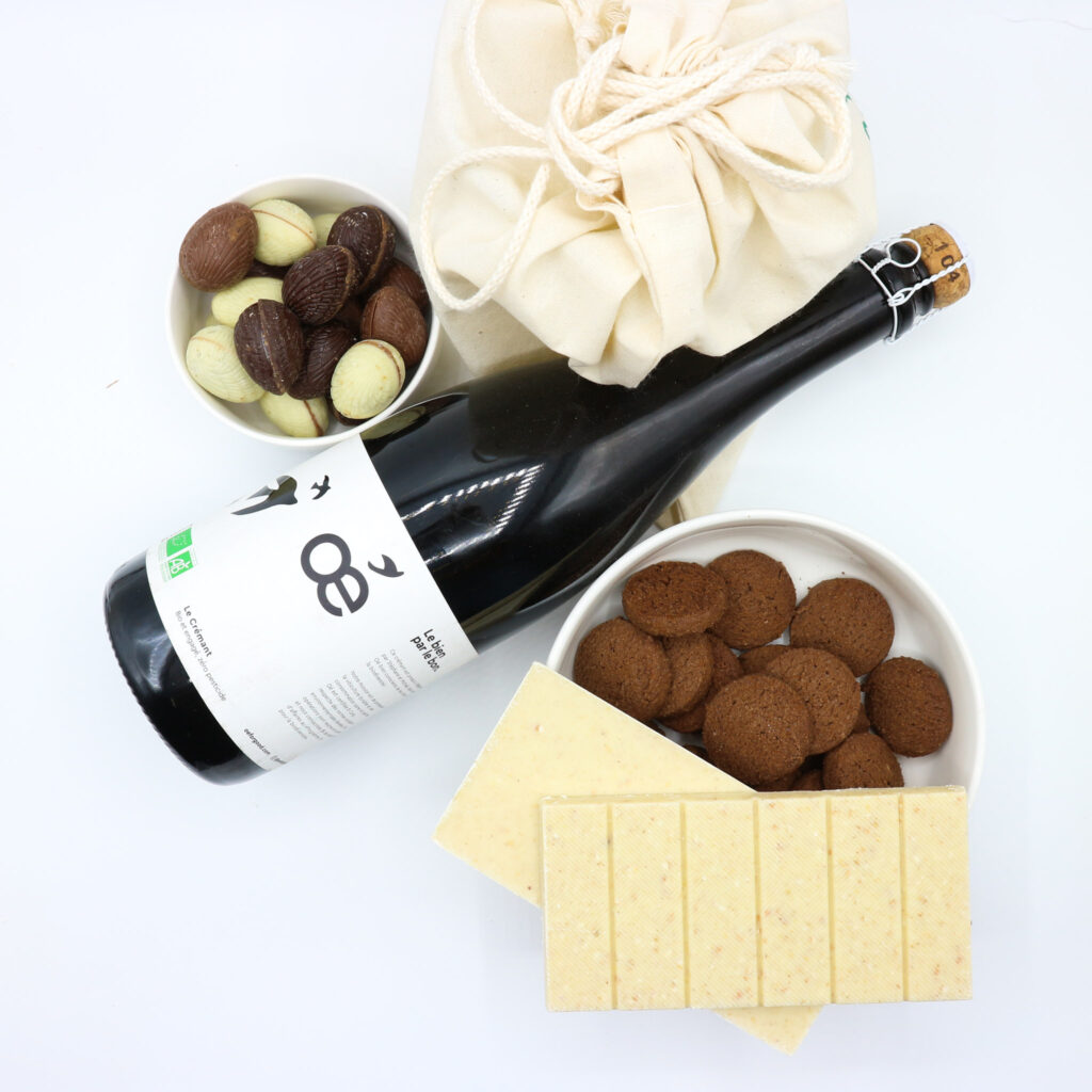Coffret cadeau personnalisé avec crémant, biscuits et chocolats
