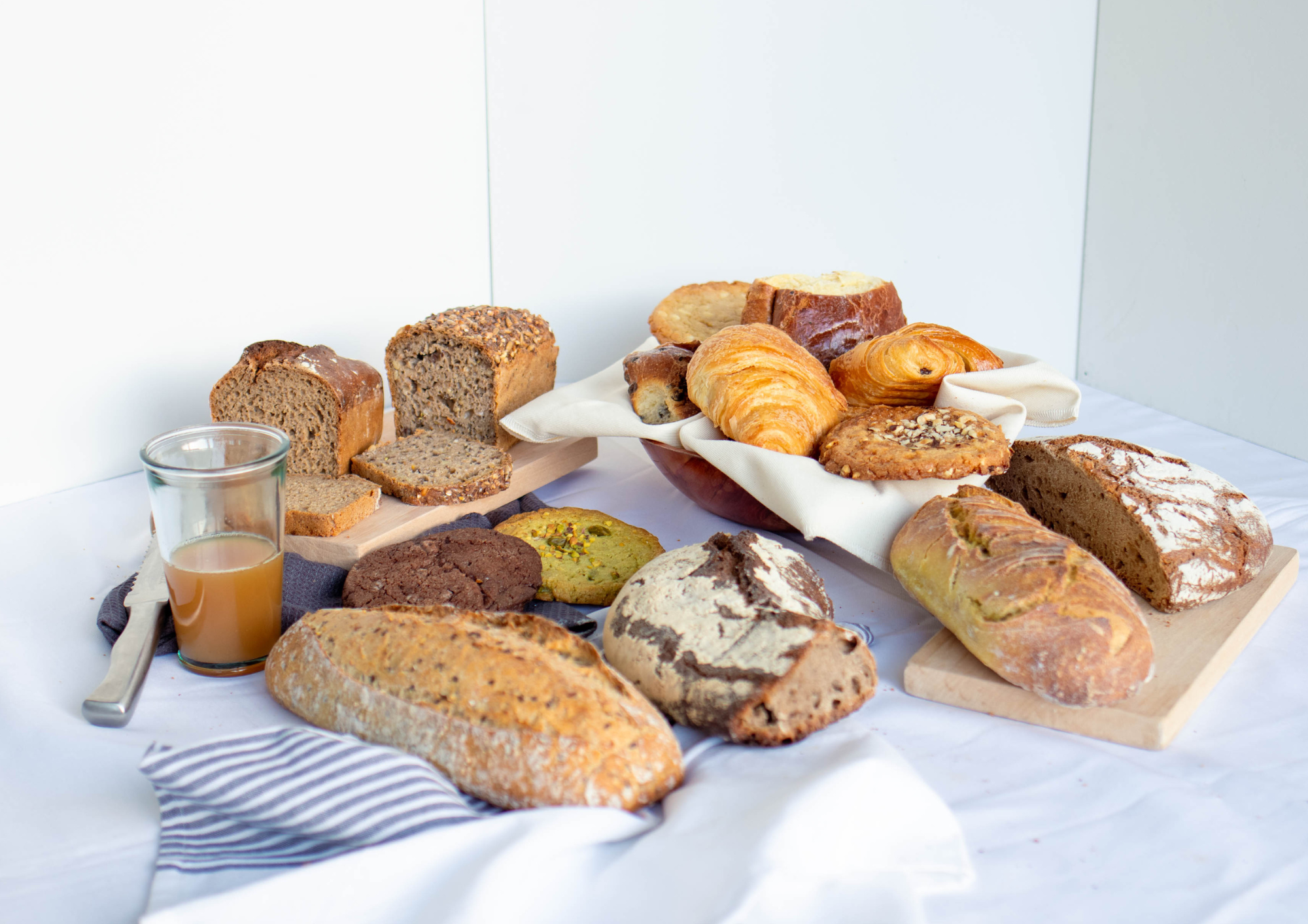 Buffet petit déjeuner avec des produits artisanaux